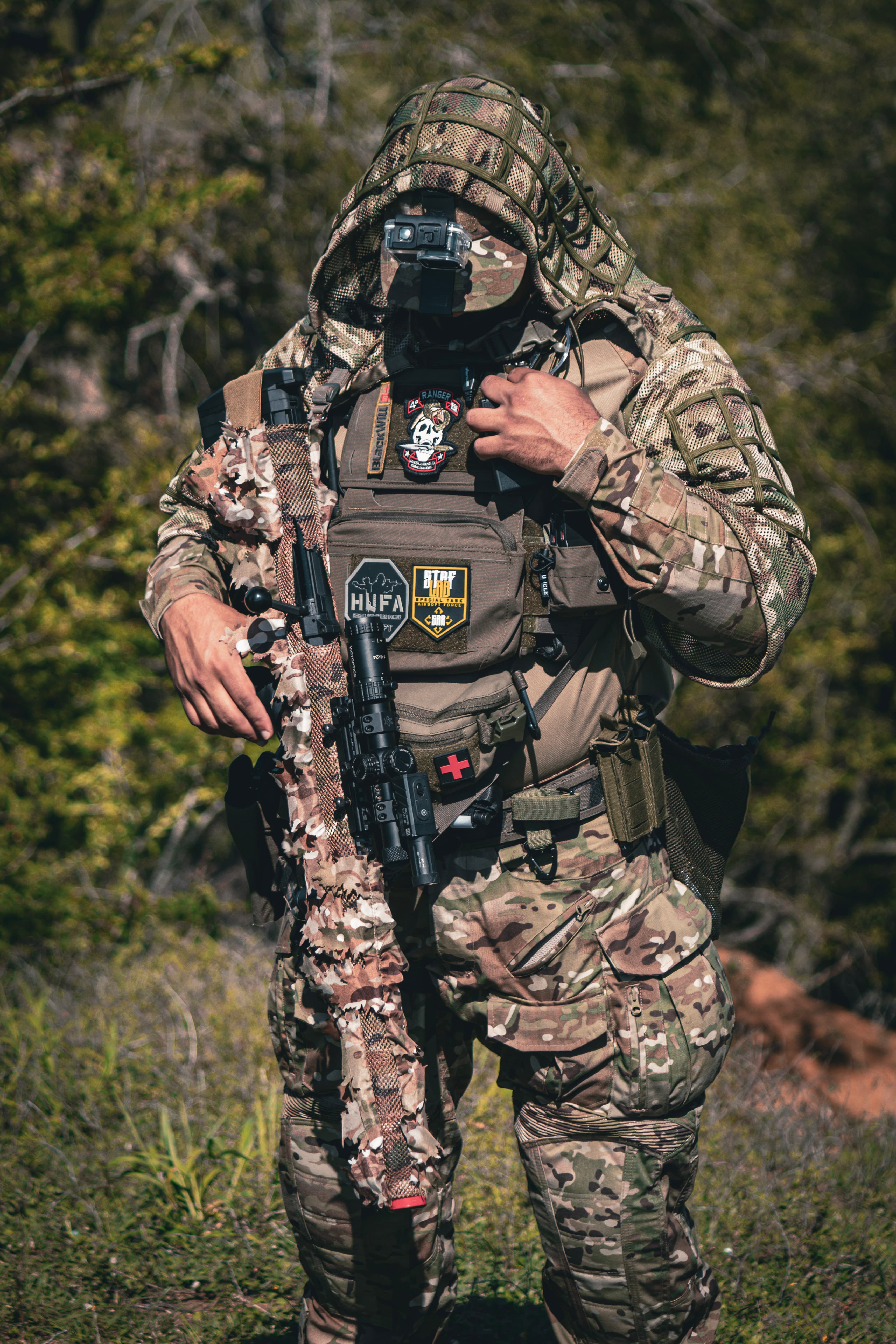 Operador de airsoft com o patch Ranger Brasil em campo